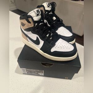 Like New- Jordan Girls Retro 1 High OG Remastered Size 1